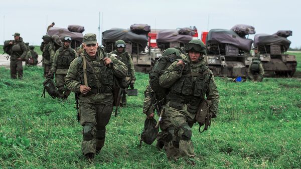 Военнослужащие после марш-броска в ходе учений ВДВ в Рязанской области. Архивное фото