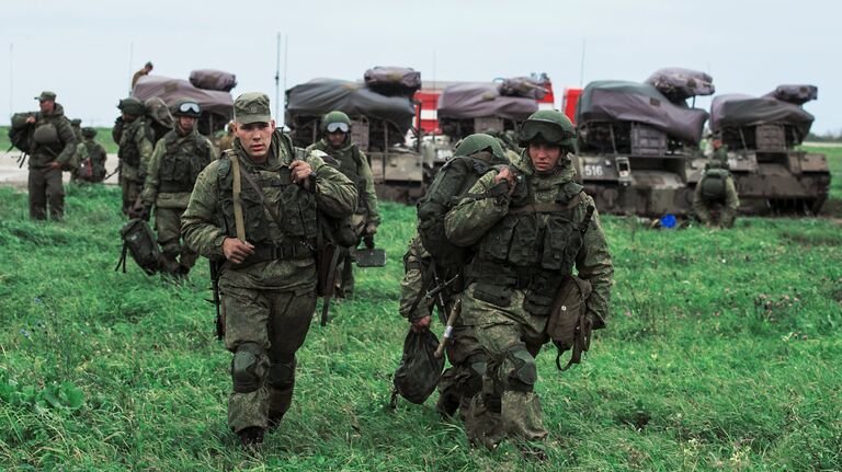 Военнослужащие после марш-броска на аэродром Дягилево в ходе учений ВДВ в Рязанской области