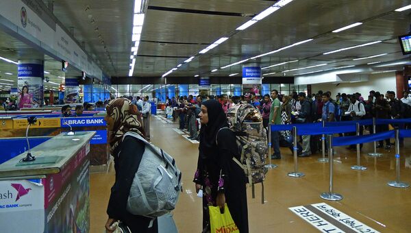 Пассажиры проходят паспортный контроль в международном аэропорту Хазрат Шахджалал города Дакка, Бангладеш. Архивное фото