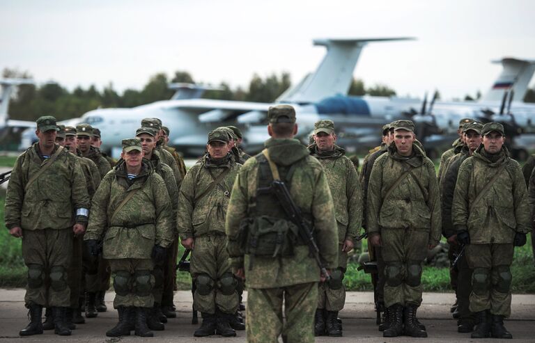 Военнослужащие после марш-броска на аэродром Дягилево в ходе учений ВДВ в Рязанской области