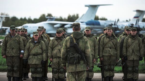 Военнослужащие после марш-броска на аэродром Дягилево в Рязанской области. Архивное фото
