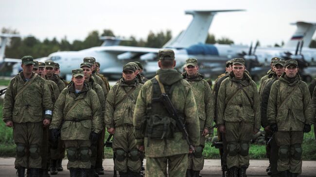 Военнослужащие после марш-броска на аэродром Дягилево в ходе учений ВДВ в Рязанской области. Архивное фото