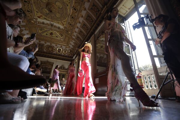 Показ коллекции Blumarine на Неделе моды в Милане