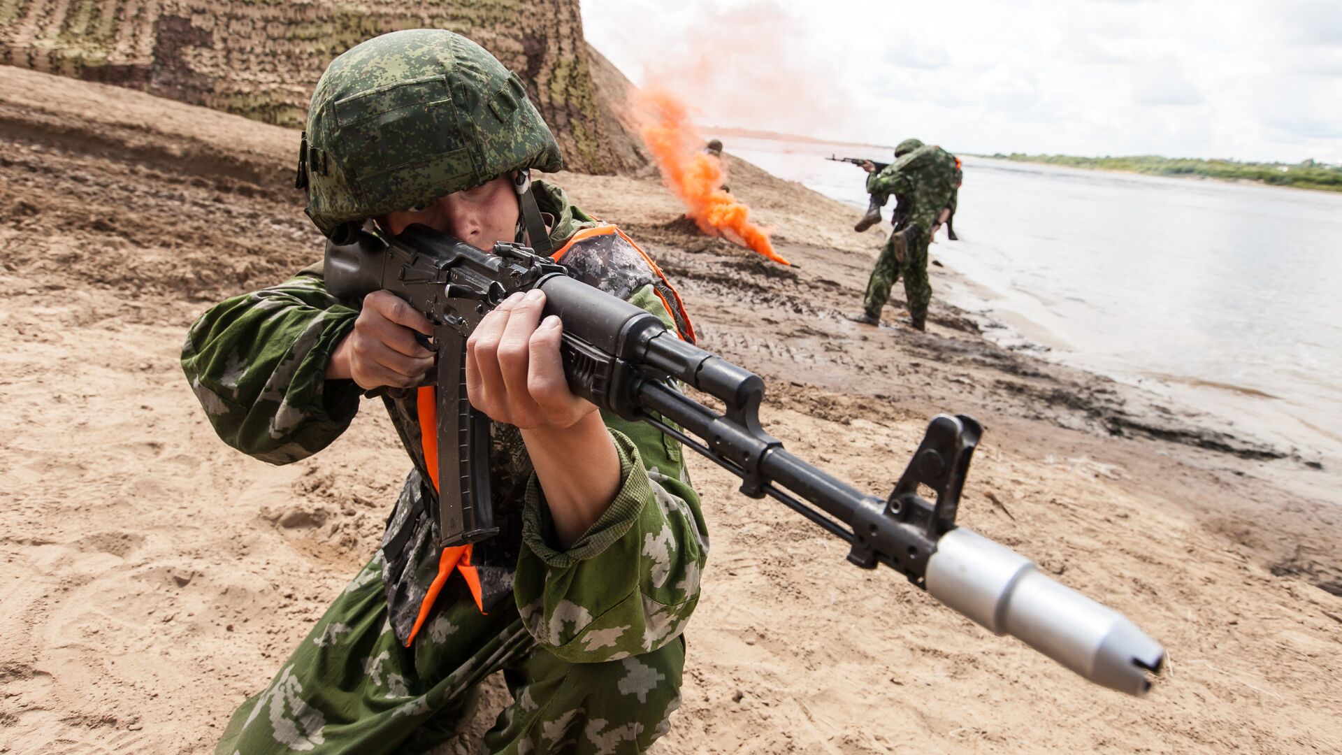 Военнослужащие вооруженных сил России во время всеармейского соревнования понтонно-переправочных подразделений инженерных войск Открытая вода в Муроме - РИА Новости, 1920, 21.01.2019