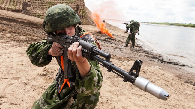 Военнослужащие вооруженных сил России во время всеармейского соревнования понтонно-переправочных подразделений инженерных войск Открытая вода в Муроме