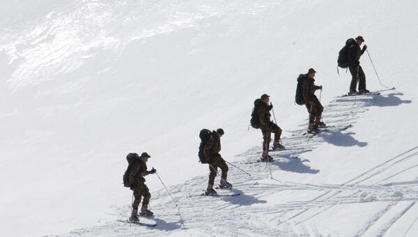 Военнослужащие разведывательной роты во время лыжной подготовки в горах. Архивное фото