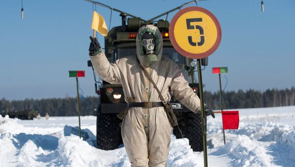 Военнослужащий в противогазе стоит возле контрольно-распределительного подвижного пункта во время тактико-специальных занятий подразделений радиационной, химической и биологической защиты ЦВО. Архивное фото