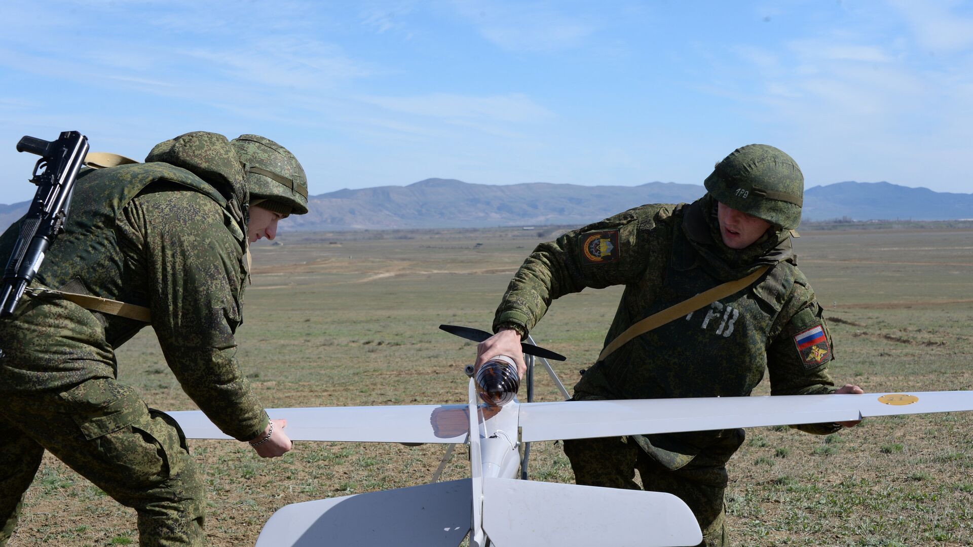 Военнослужащие готовят к полету беспилотный летательный аппарат (БЛА) во время учений - РИА Новости, 1920, 04.10.2021