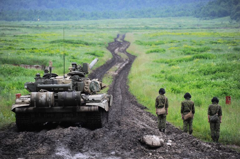 Экипаж танка Т-90 выполняет учебные стрельбы на танкодроме полигона 19 Краснознаменной Воронежско-Шумленской мотострелковой бригады, дислоцированной в Северной Осетии