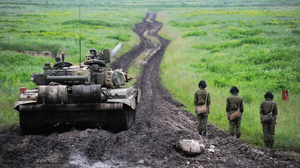 Экипаж танка Т-90 выполняет учебные стрельбы на танкодроме полигона