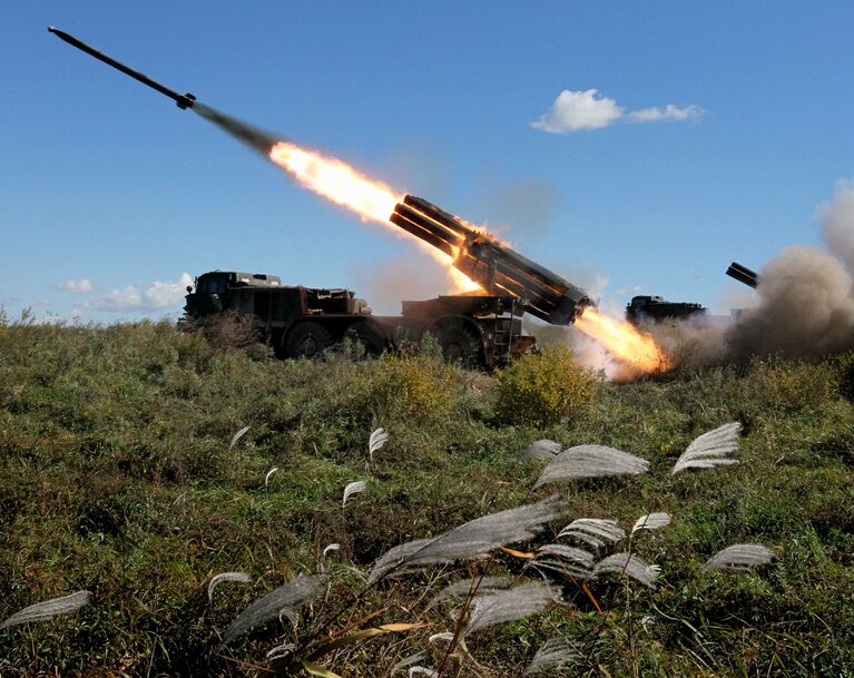Реактивная артиллерийская батарея системы залпового огня БМ-27 Ураган во время стрельбы на учениях артиллерийских подразделений 5-й общевойсковой армии с зачетными боевыми стрельбами на Сергеевском полигоне