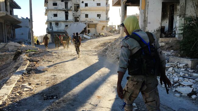 Бойцы ополчения в освобожденном от террористов лагере палестинских беженцев Хандарат на северо-востоке Алеппо. Архивное фото