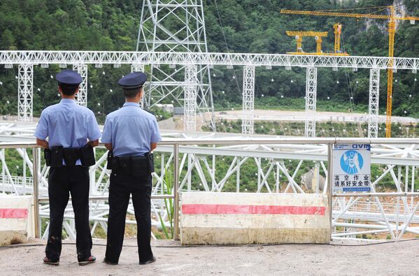 Полиция возле территории строительства радиотелескопа FAST в провинции Гуйчжоу. 28 июля 2015