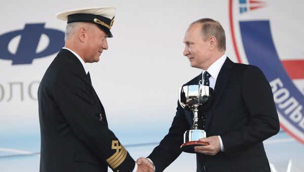 Президент РФ Владимир Путин на церемонии награждения победителей Черноморской регаты больших парусных судов в Сочи. 24 сентября 2016