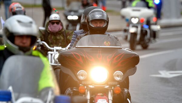 Президент Белоруссии Александр Лукашенко во главе колонны мотоциклистов на международном байкерском фестивале под Минском
