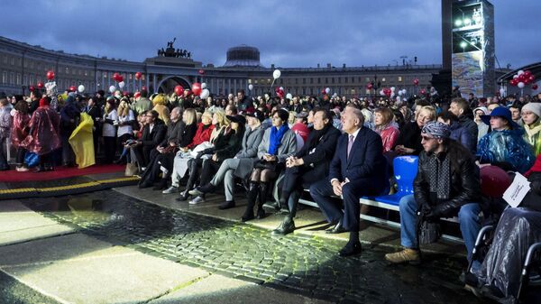 Зрители на кинофестивале Послание к человеку на Дворцовой площади в Санкт-Петербурге. Архивное фото