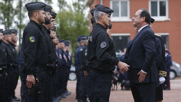 Президент Франции Франсуа Олланд во время посещения жандармерии города Кале. 26 сентября 2016