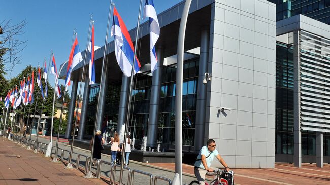 Флаги у админитстративных зданий в городе Баня-Лука, Республика Сербска Боснии и Герцеговины. Архивное фото