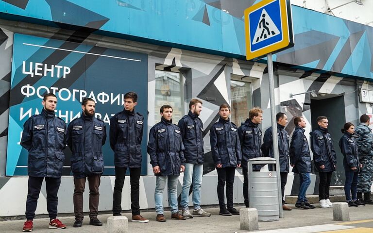 Активисты организации Офицеры России возле входа в Центр фотографии имени братьев Люмьер в Москве Активисты организации Офицеры России возле входа в Центр фотографии имени братьев Люмьер в Москве