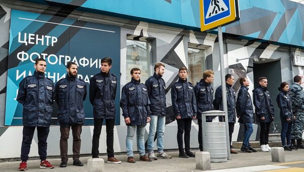 Активисты организации Офицеры России возле входа в Центр фотографии имени братьев Люмьер в Москве