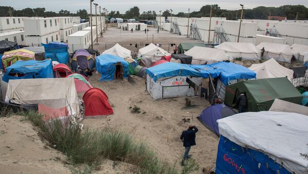 Стихийный лагерь мигрантов в пригороде города Кале на севере Франции. Архивное фото