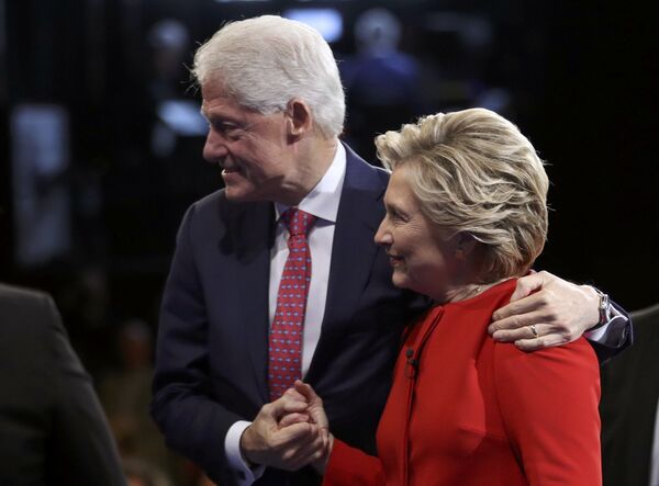 Кандидат в президенты США Хиллари Клинтон с мужем Биллом на дебатах
