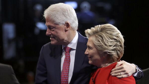 Кандидат в президенты США Хиллари Клинтон с мужем Биллом на дебатах