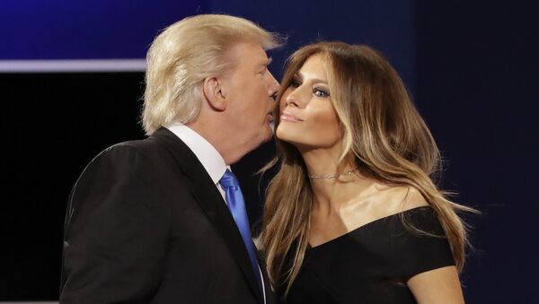 Кандидат в президенты США Дональд Трамп с супругой Меланьей на дебатах