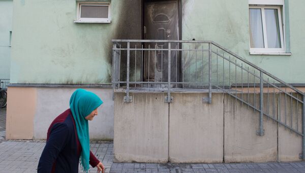 Женщина перед входом в мечеть в Дрездене, в которой произошел взрыв. 27 сентября 2016