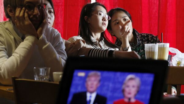 Люди смотрят трансляцию дебатов между Дональдом Трампом и Хиллари Клинтон. Архивное фото