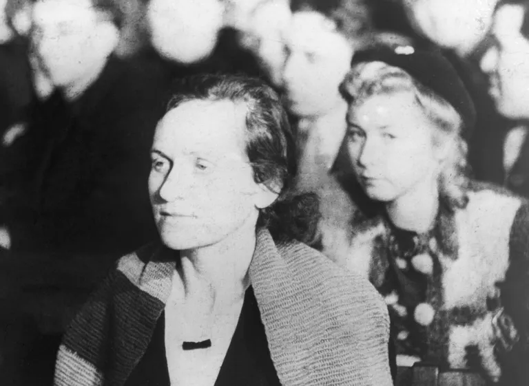 Дина Мироновна Проничева, спасшаяся 29 сентября 1941 года в Бабьем Яру, выступает на судебном процессе над гитлеровскими военными преступниками в Киеве Дина Мироновна Проничева, спасшаяся 29 сентября 1941 года в Бабьем Яру, выступает на судебном процессе над гитлеровскими военными преступниками в Киеве
