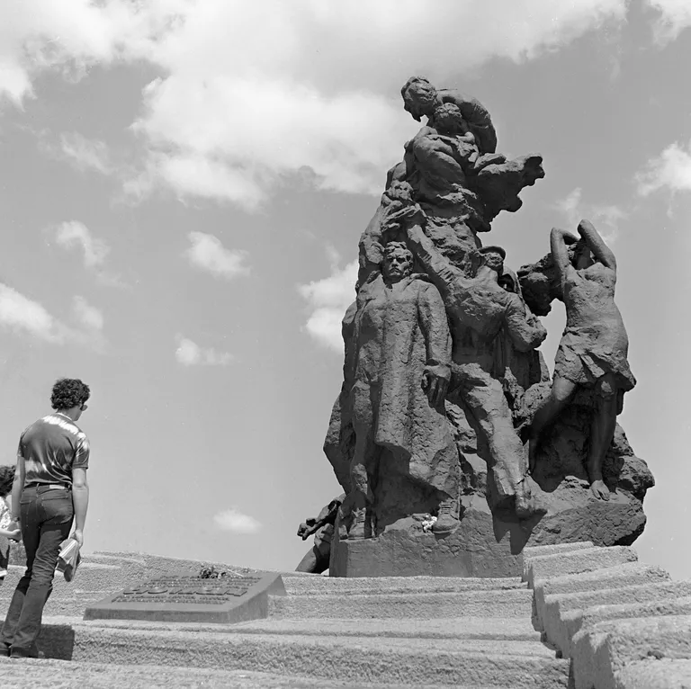 Памятник жертвам фашизма в Бабьем Яре Памятник жертвам фашизма в Бабьем Яре