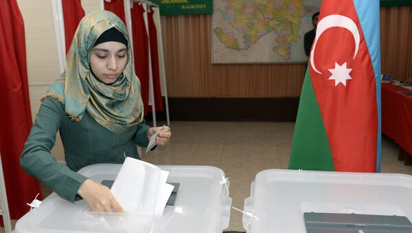 Девушка на избирательном участке в Баку во время референдума по изменениям в конституцию Азербайджана. 26 сентября 2016 года