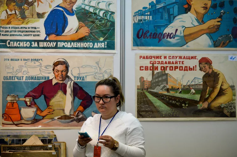 Посетительница на выставочном проекте Российский форум коллекционеров в Центральном доме художника (ЦДХ) Посетительница на выставочном проекте Российский форум коллекционеров в Центральном доме художника (ЦДХ)