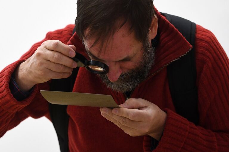 Посетитель на выставочном проекте Российский форум коллекционеров в Центральном Доме художника в Москве Посетитель на выставочном проекте Российский форум коллекционеров в Центральном Доме художника в Москве