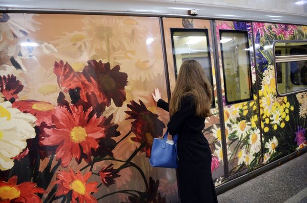 Запуск поезда Акварель с обновлённой экспозицией Город в живописи