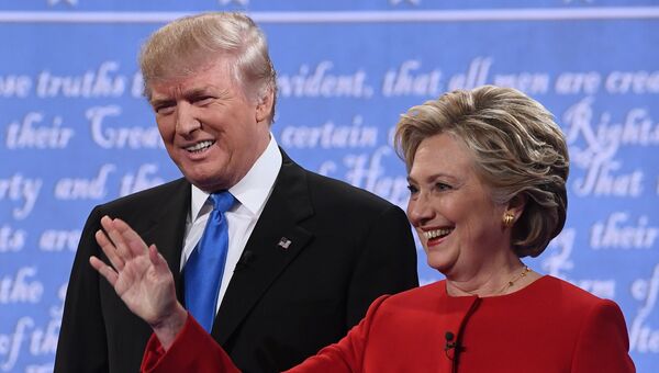 Кандидаты в президенты США Хиллари Клинтон и Дональд Трамп во время дебатов. 26 сентября 2016 года