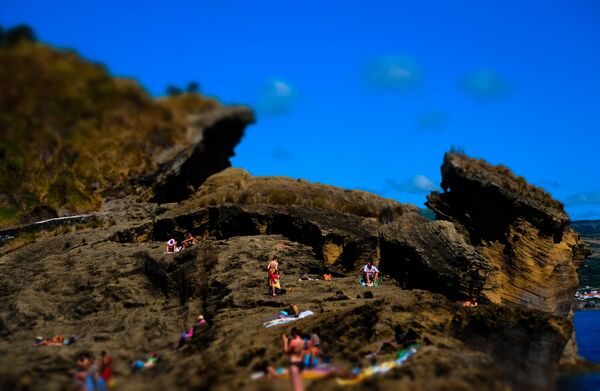 Отдыхающие на острове Вилла Франку ду Кумпо, находящегося у острова Сан-Мигель. Остров входит в состав архипелага Азорские острова в Атлантическом океане