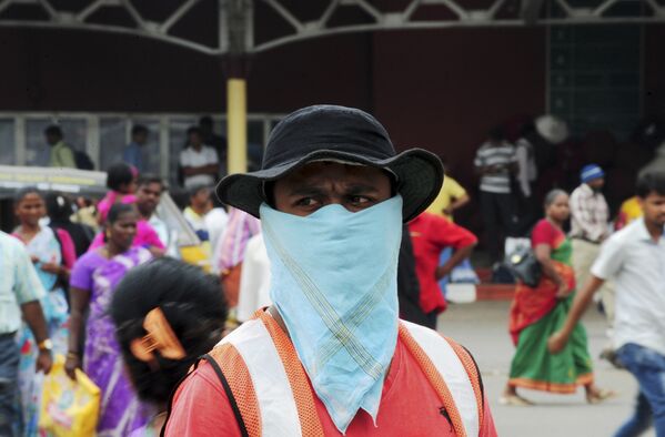 Мужчина в маске, чтобы защитить себя от загрязненного воздуха в Индии