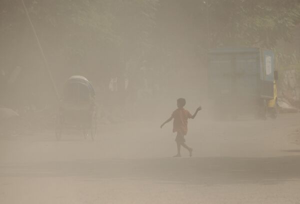 Ребенок гуляет по пыльной дороге в Бангладеш