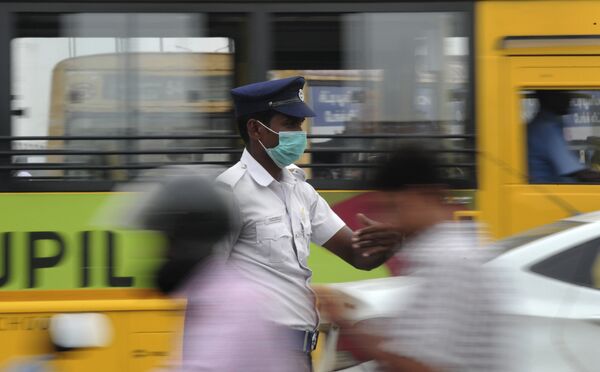 Сотрудник полиции в маске, чтобы защитить себя от загрязненного воздуха в Индии