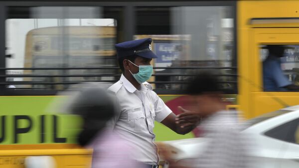 Сотрудник полиции в маске, чтобы защитить себя от загрязненного воздуха в Индии. Архивное фото.