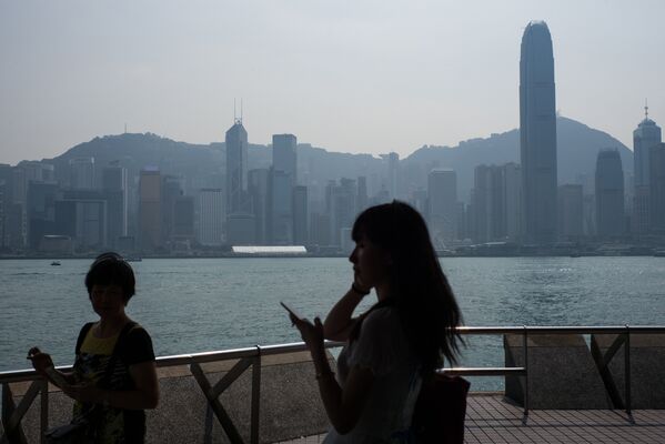 Туристы на прогулке в районе Западный Коулун в Гонконге