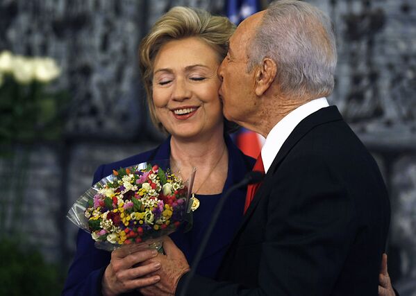 Американский политик Хиллари Клинтон и государственный деятель Шимон Перес. 2009 год