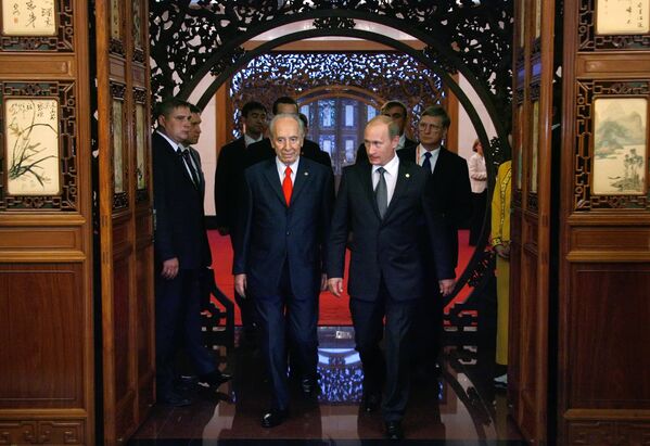 Израильский политик и государственный деятель Шимон Перес и президент России Владимир Путин в Пекине