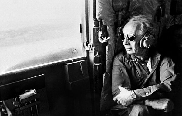 Старейший израильский политик и государственный деятель Шимон Перес в самолете. 1984 год