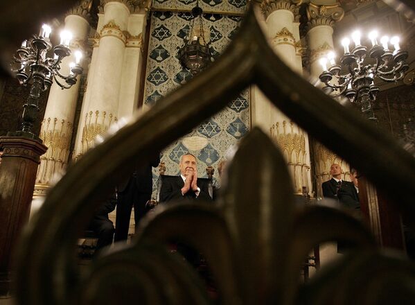Израильский политик и государственный деятель Шимон Перес в синагоге в Риме. 2007 год