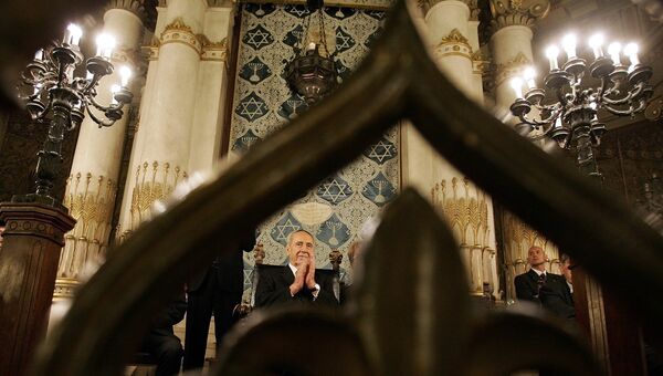 Израильский политик и государственный деятель Шимон Перес в синагоге в Риме. 2007 год. Архивное фото