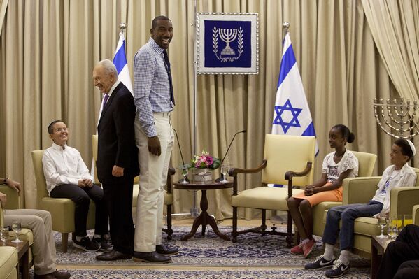 Израильский политик и государственный деятель Шимон Перес и баскетболист Амаре Стадемайр в Иерусалиме, 2013 год