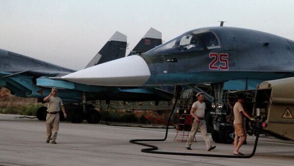 Технический персонал обслуживает российские самолеты СУ 34 в аэропорту Хмеймим в Сирии. Архивное фото